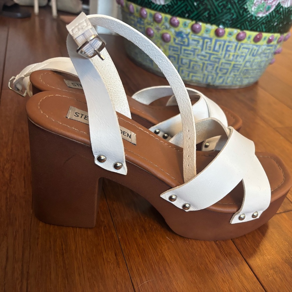 Steve Madden clog heels
Size 7.5